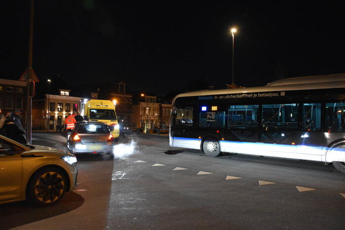 Lijnbus en personenauto botsen