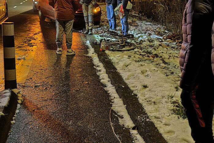 Fiets geplet door auto, persoon gewond naar ziekenhuis