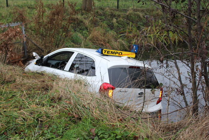 Leerling raakt met lesauto te water
