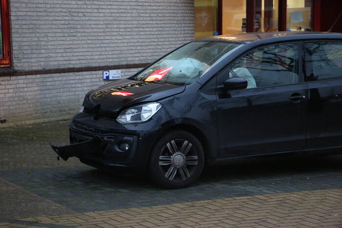 Gewonde en forse schade na kop-staartbotsing