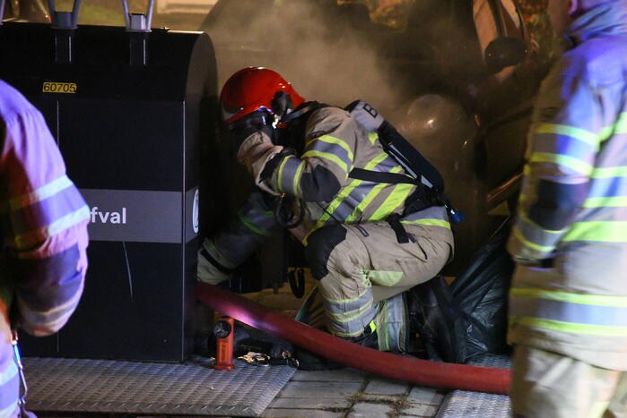 Brandweer blust rokende ondergrondse container