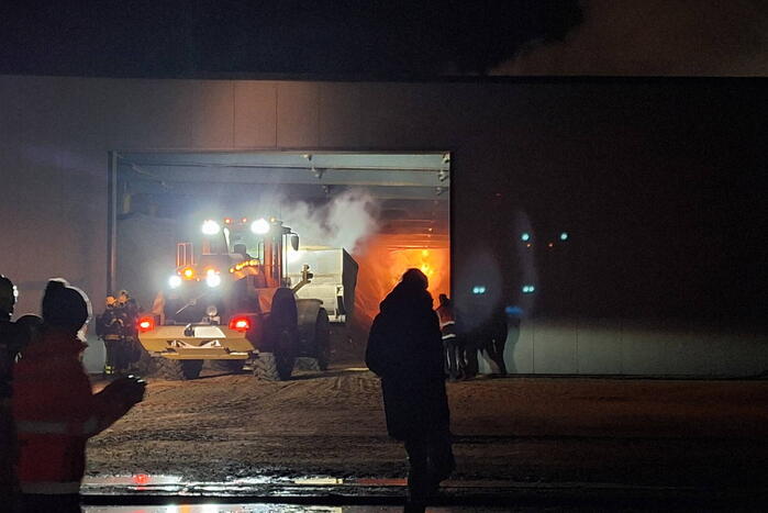 Veel rookontwikkeling bij brand in loods