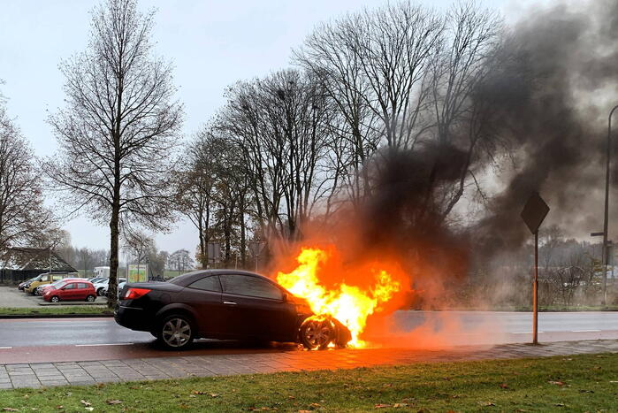 Auto vliegt tijdens rijden in brand in Hardenberg