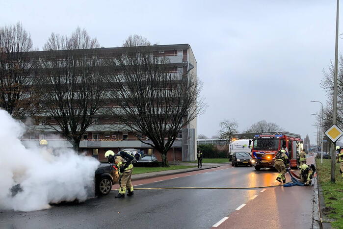 Auto vliegt tijdens rijden in brand in Hardenberg