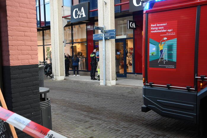 Brandweer onderzoekt rookontwikkeling in winkel