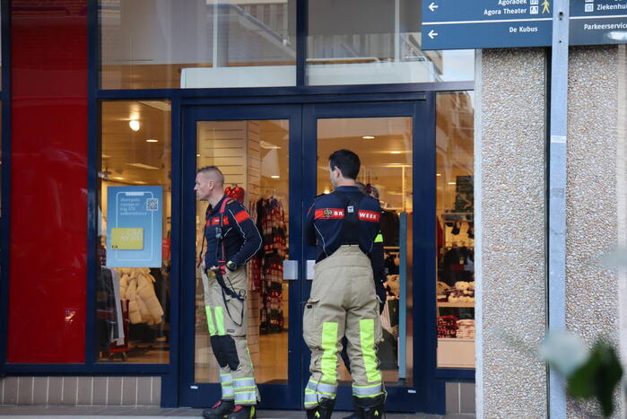Brandweer onderzoekt rookontwikkeling in winkel