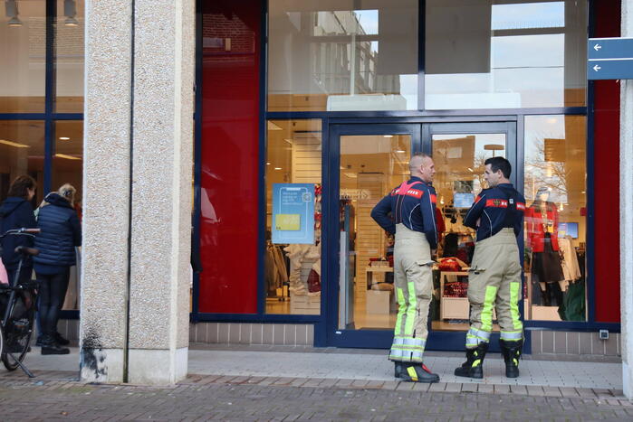 Brandweer onderzoekt rookontwikkeling in winkel