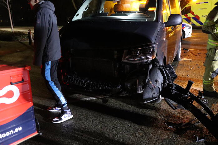 Beknelling bij ongeval tussen bestelbus en personenauto