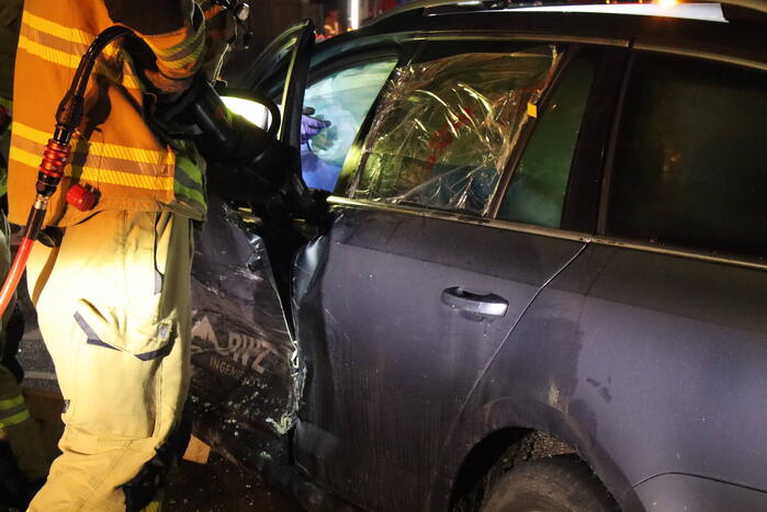 Beknelling bij ongeval tussen bestelbus en personenauto