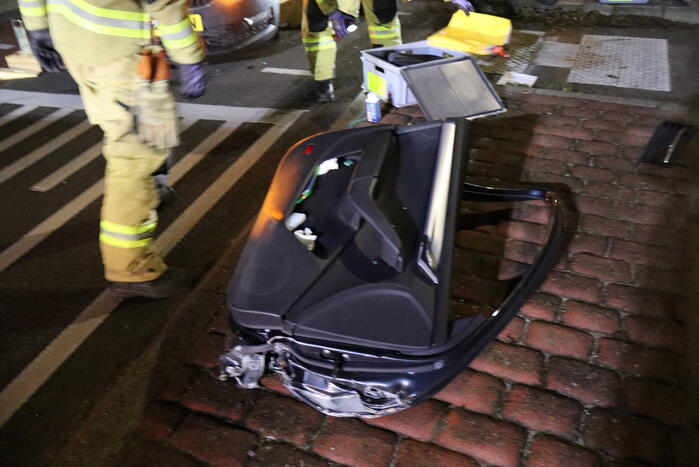 Beknelling bij ongeval tussen bestelbus en personenauto