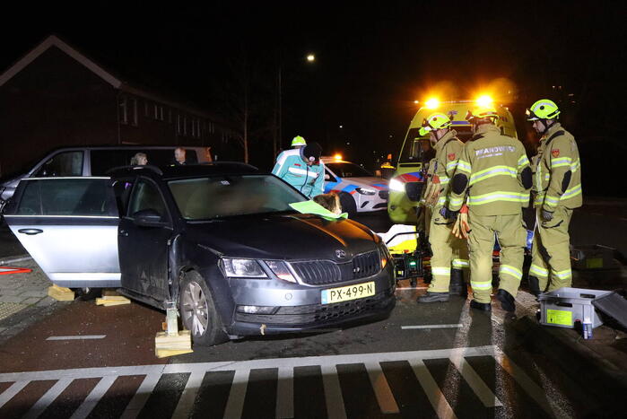 Beknelling bij ongeval tussen bestelbus en personenauto