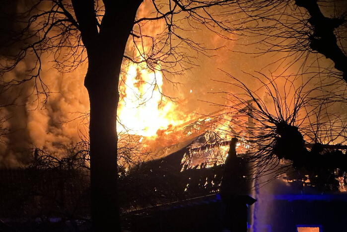Metershoge vlammen slaan uit kerkgebouw