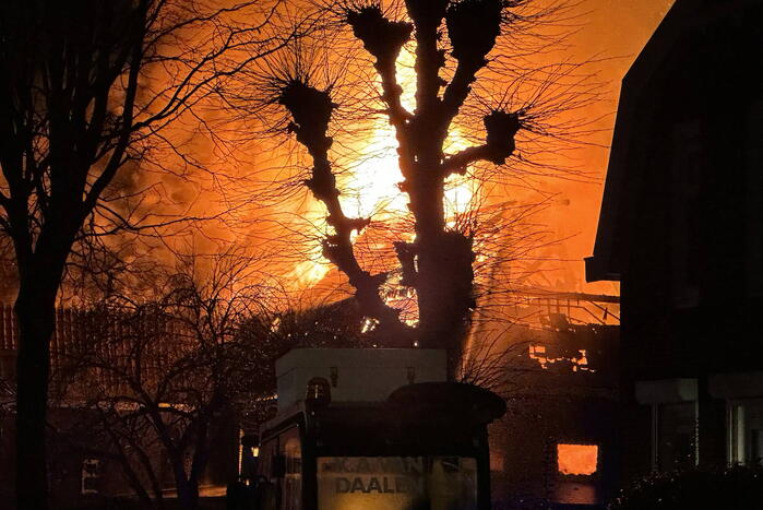 Metershoge vlammen slaan uit kerkgebouw