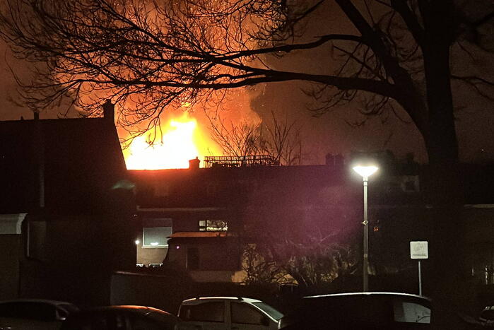 Metershoge vlammen slaan uit kerkgebouw