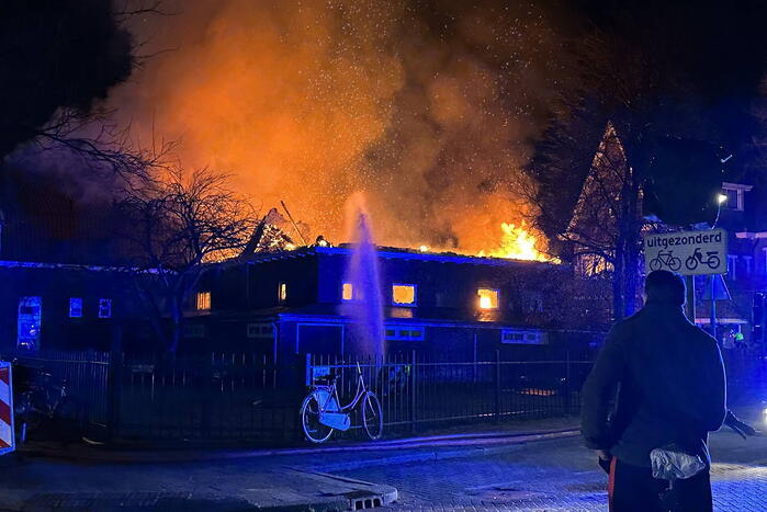 Metershoge vlammen slaan uit kerkgebouw