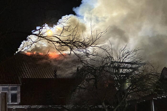 Metershoge vlammen slaan uit kerkgebouw