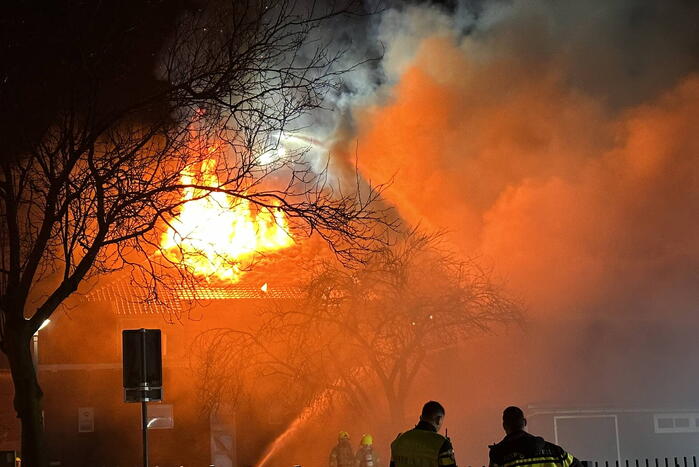 Metershoge vlammen slaan uit kerkgebouw