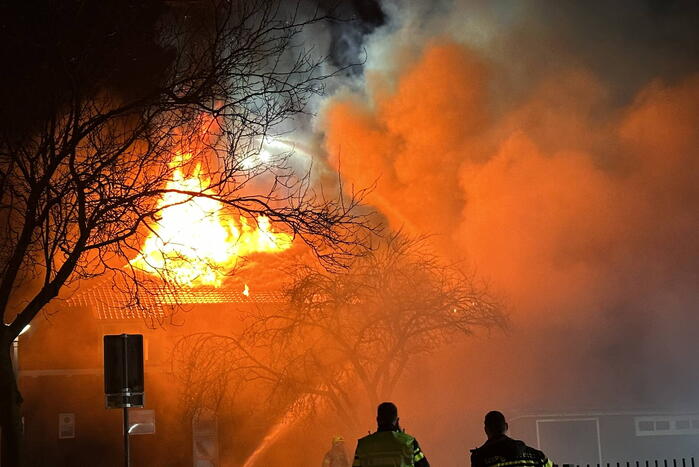 Metershoge vlammen slaan uit kerkgebouw