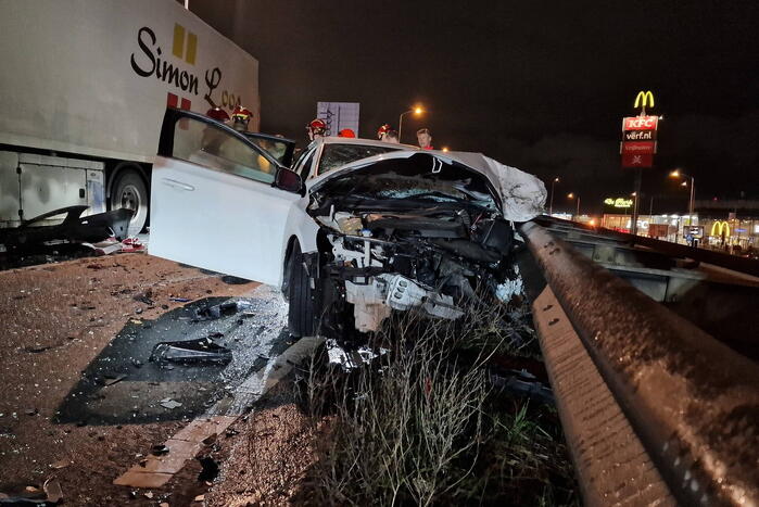 Vier gewonden bij frontale botsing met vrachtwagen