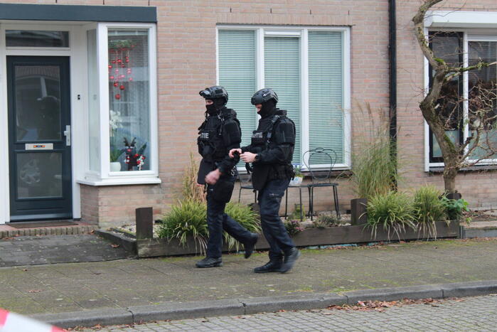 Man met verward gedrag aangehouden in woning