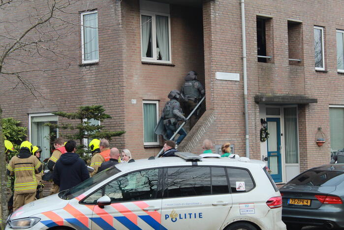 Man met verward gedrag aangehouden in woning