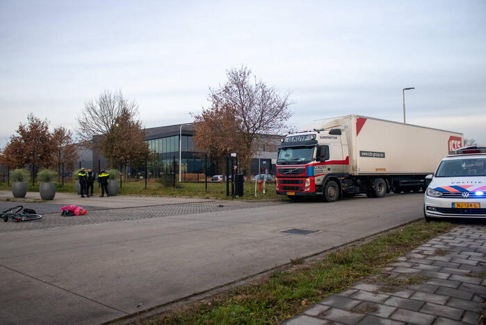 Fietser belandt meters verder na ongeval met vrachtwagen