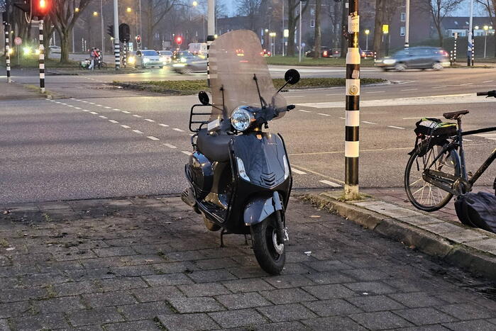 Scooterrijder met fietster in botsing