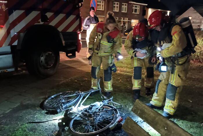 Omstanders blussen brandende fiets