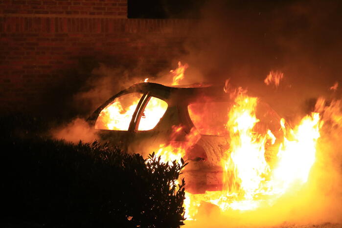 Geparkeerde auto volledig verwoest door brand