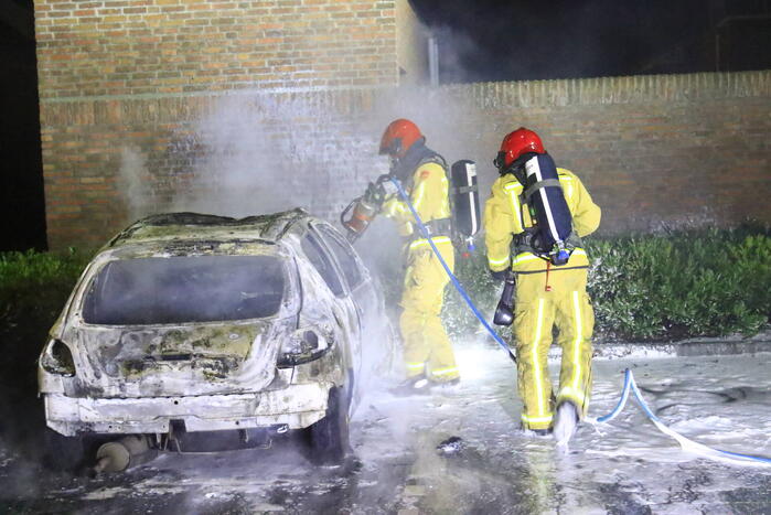 Geparkeerde auto volledig verwoest door brand