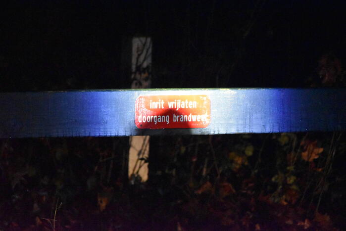 Brandweer helpt vastgereden automobilist