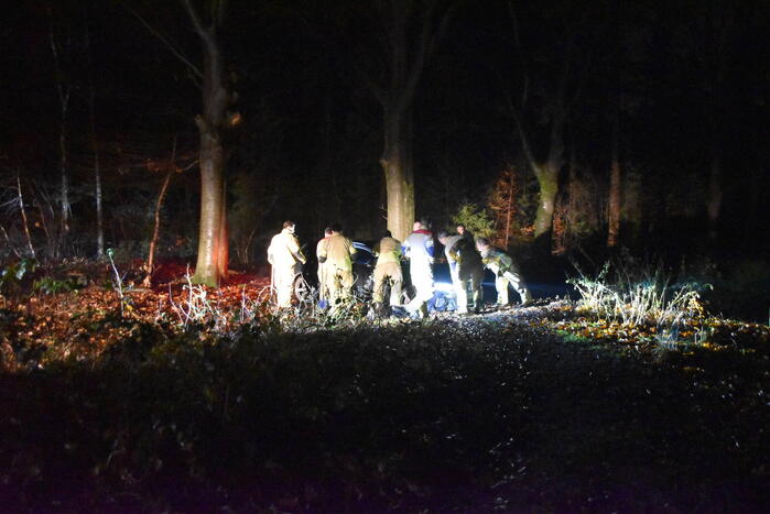 Brandweer helpt vastgereden automobilist