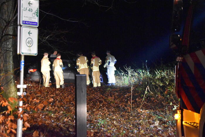 Brandweer helpt vastgereden automobilist