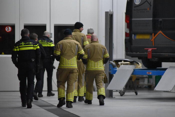 Brandweer verwijdert stof uit autobedrijf