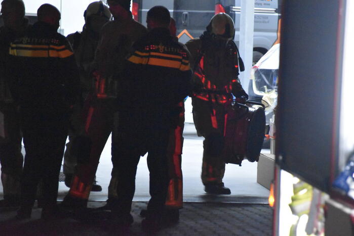 Brandweer verwijdert stof uit autobedrijf