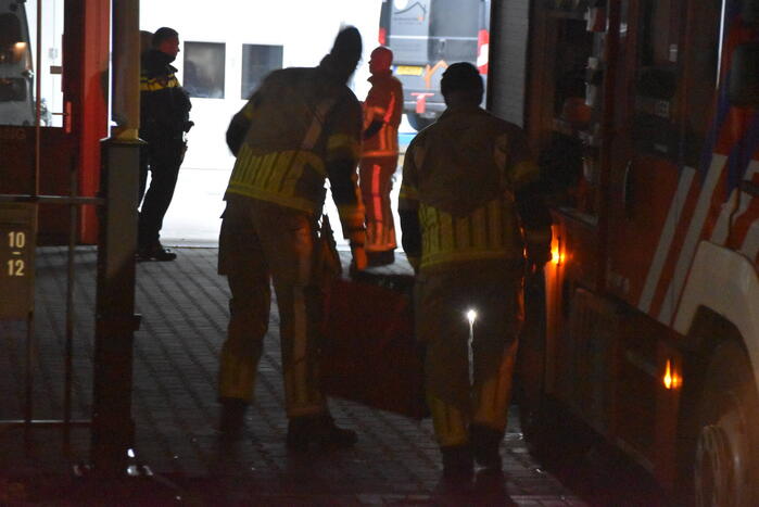 Brandweer verwijdert stof uit autobedrijf