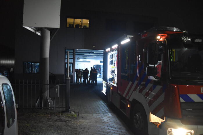 Brandweer verwijdert stof uit autobedrijf