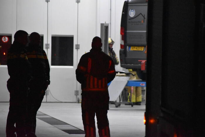 Brandweer verwijdert stof uit autobedrijf