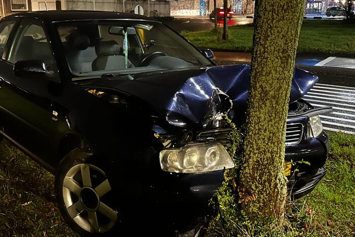 Verlaten voertuig tegen boom aangetroffen