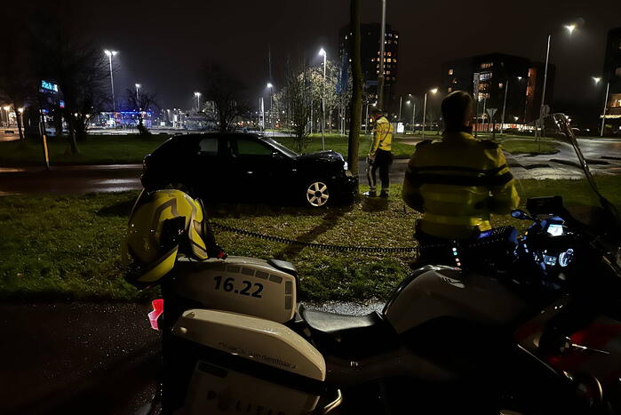 Verlaten voertuig tegen boom aangetroffen