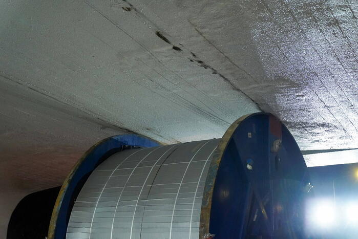 Vrachtwagen rijdt zich muurvast onder viaduct