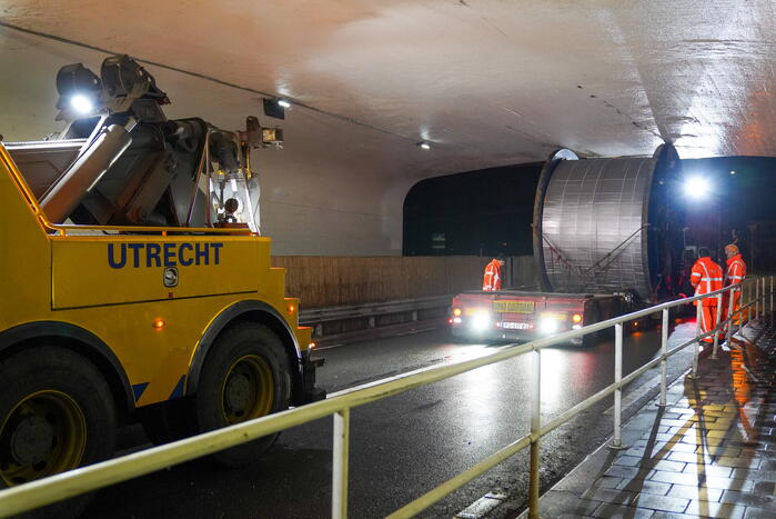 Vrachtwagen rijdt zich muurvast onder viaduct