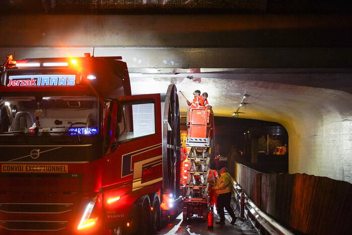 Vrachtwagen rijdt zich muurvast onder viaduct