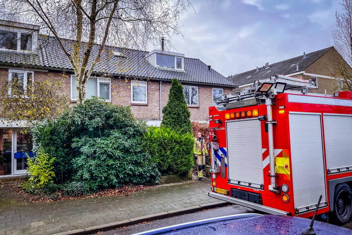 Brandweermannen doen metingen bij gaslek
