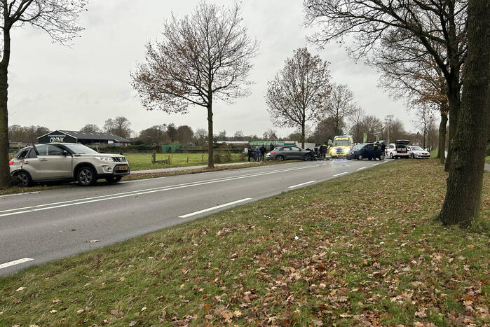 Ravage na frontale botsing tussen drie auto's