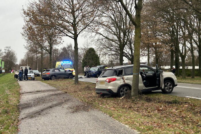 Ravage na frontale botsing tussen drie auto's