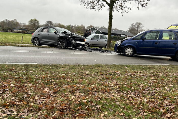 Ravage na frontale botsing tussen drie auto's