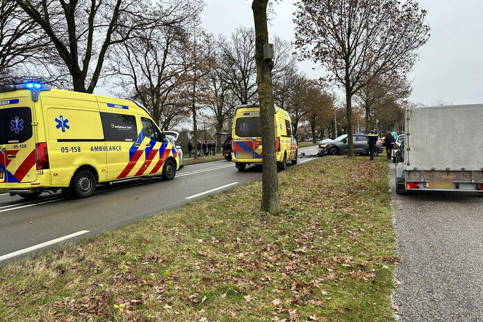Ravage na frontale botsing tussen drie auto's
