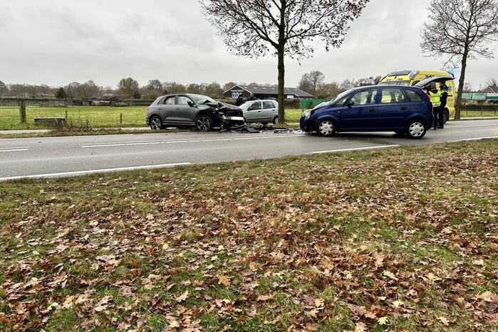 Ravage na frontale botsing tussen drie auto's