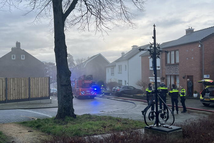 Flinke rookontwikkeling door kelderbrand, twee honden gered